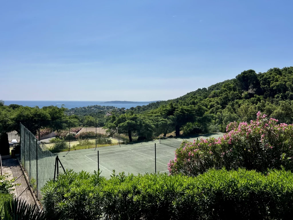 Cours de Tennis vue mer